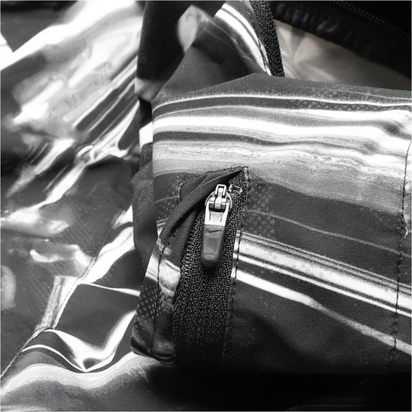 NIKE Shield Flash Reflective Jacket Windbreaker - Picture 9 of 10